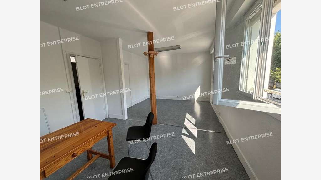 A louer bureaux lumineux 80m² empl N°1 à Lorient