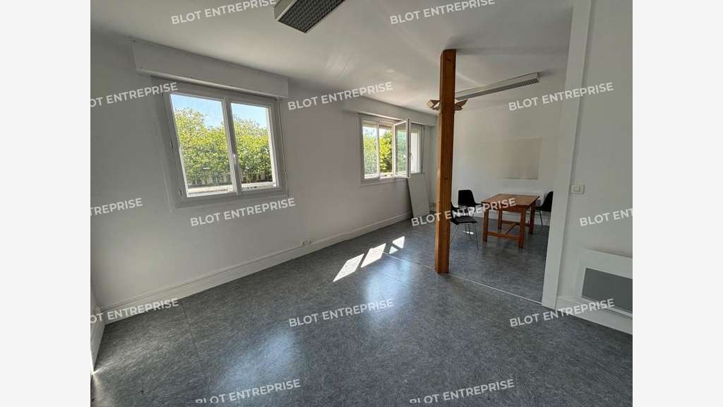 A louer bureaux lumineux 80m² empl N°1 à Lorient