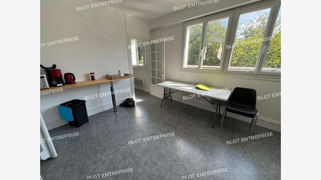 A louer bureaux lumineux 80m² empl N°1 à Lorient
