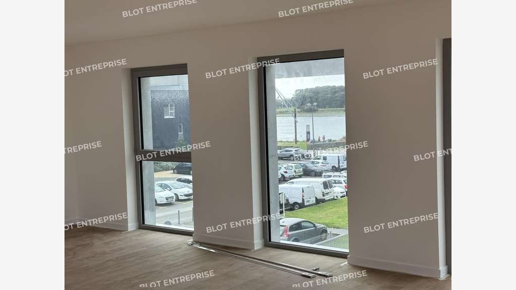 A louer bureaux neufs de 178m² à Lorient la Base