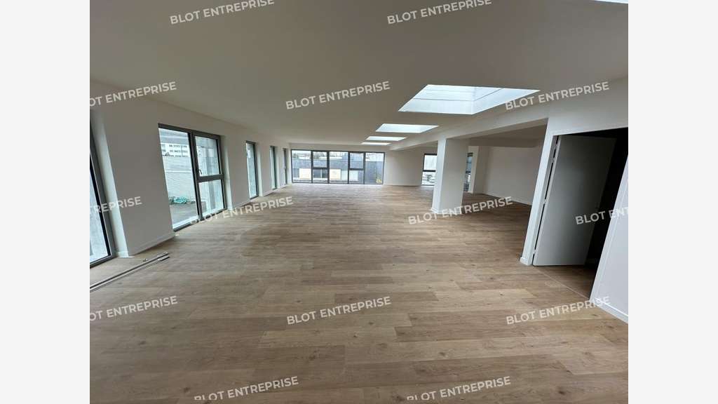 A louer bureaux neufs de 178m² à Lorient la Base
