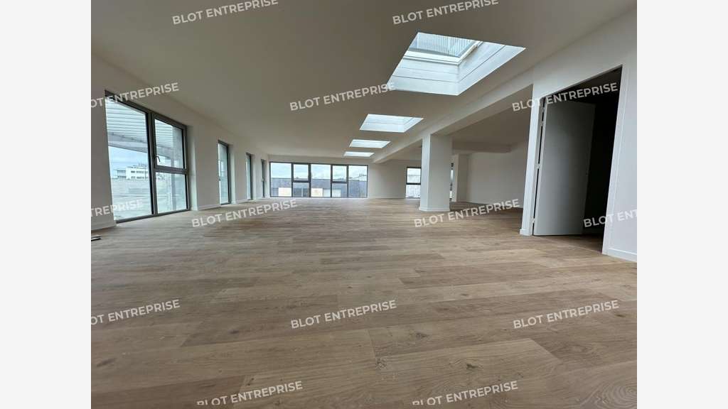 A louer bureaux neufs de 178m² à Lorient la Base