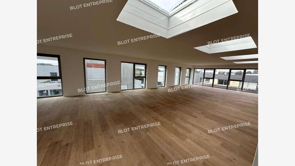 A louer bureaux neufs de 178m² à Lorient la Base