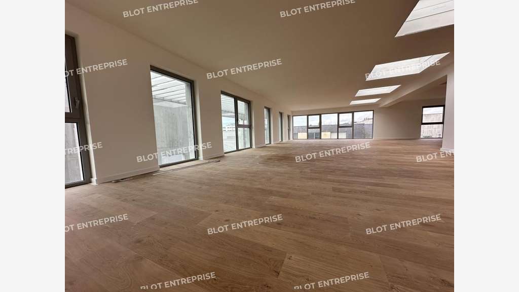 A louer bureaux neufs de 178m² à Lorient la Base