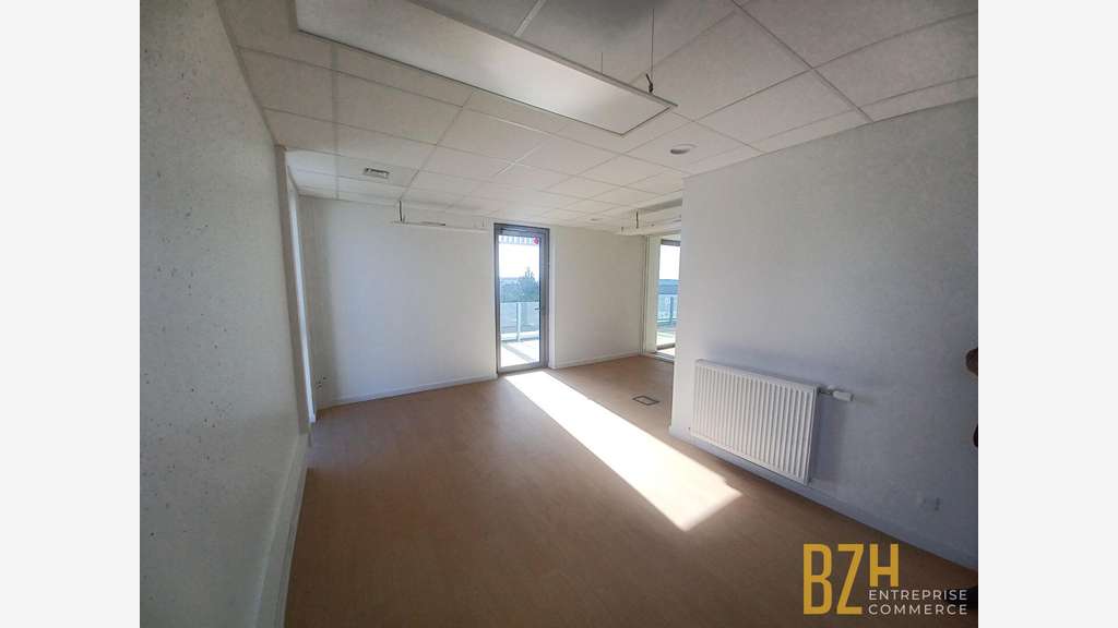 A louer bureau neuf 38m² R+1 à Lorient  la Base