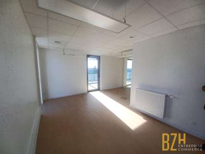 A louer bureau neuf 38m² R+1 à Lorient  la Base