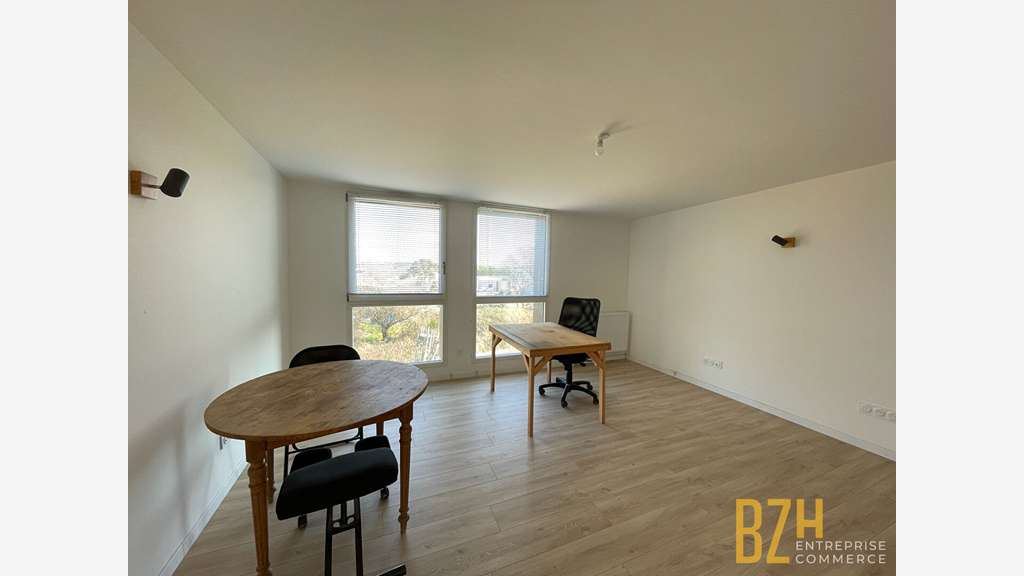 A louer bureau de 18m² en R+1 secteur Lorient
