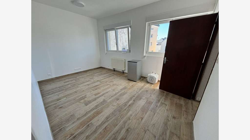 Bureaux rénovés 52m² à louer au 1er étage à Lucé