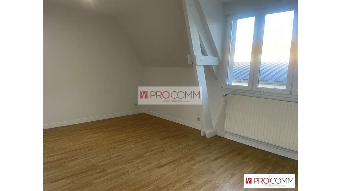 Bureau 13m² R+1 à louer à Luisant 