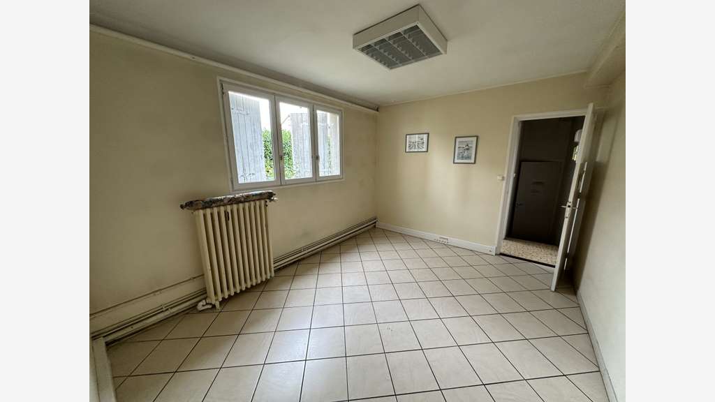 Immeuble de bureaux à louer à Luisant
