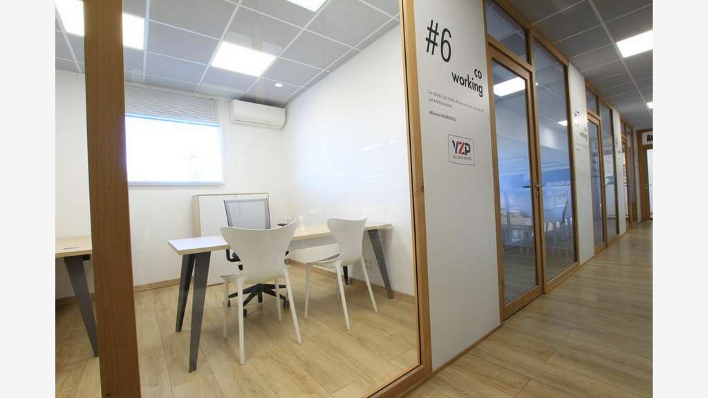 A louer bureau meublé 12m² + parking privé Lunel