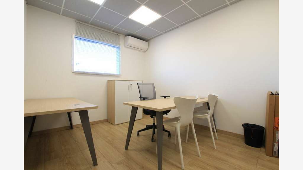A louer bureau meublé 12m² + parking privé Lunel