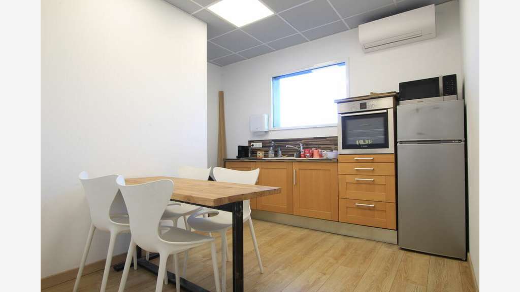A louer bureau meublé 12m² + parking privé Lunel