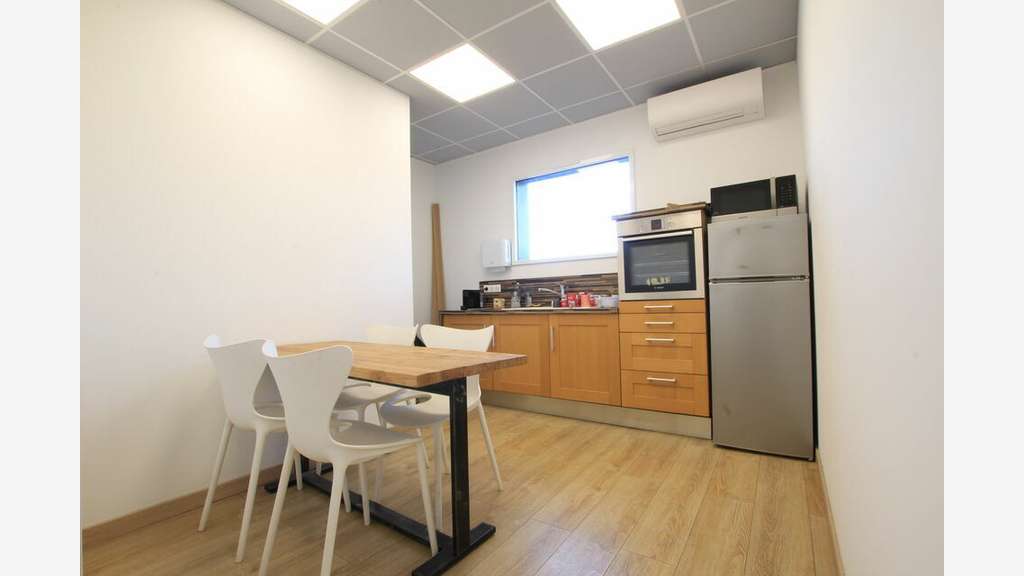 A louer bureau meublé 12m² + parking privé Lunel