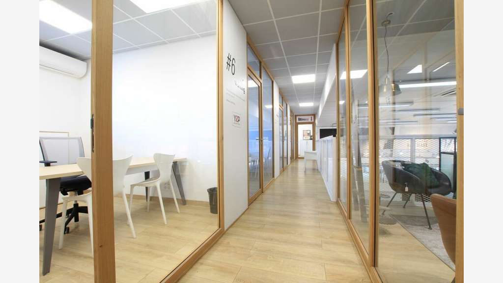 A louer bureau meublé 12m² + parking privé Lunel