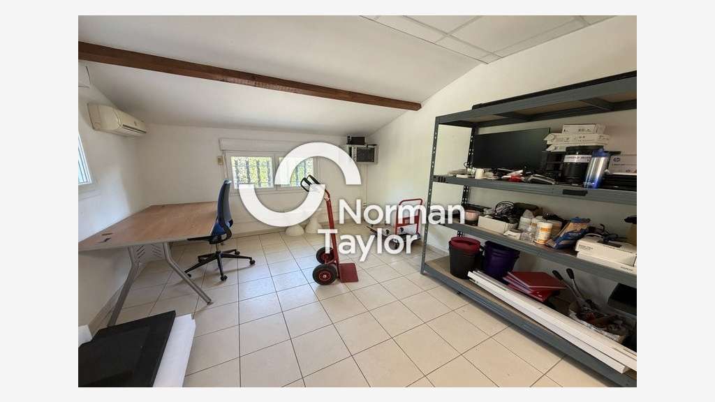Bureaux aménagés 200m² à louer à Lunel
