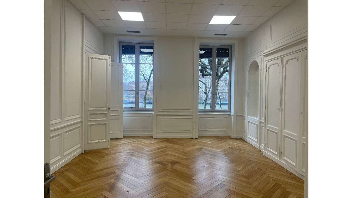 Bureaux rénovés 178m² R+1 à louer Hôtel de Ville