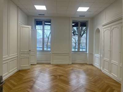 Bureaux rénovés 178m² R+1 à louer Hôtel de Ville