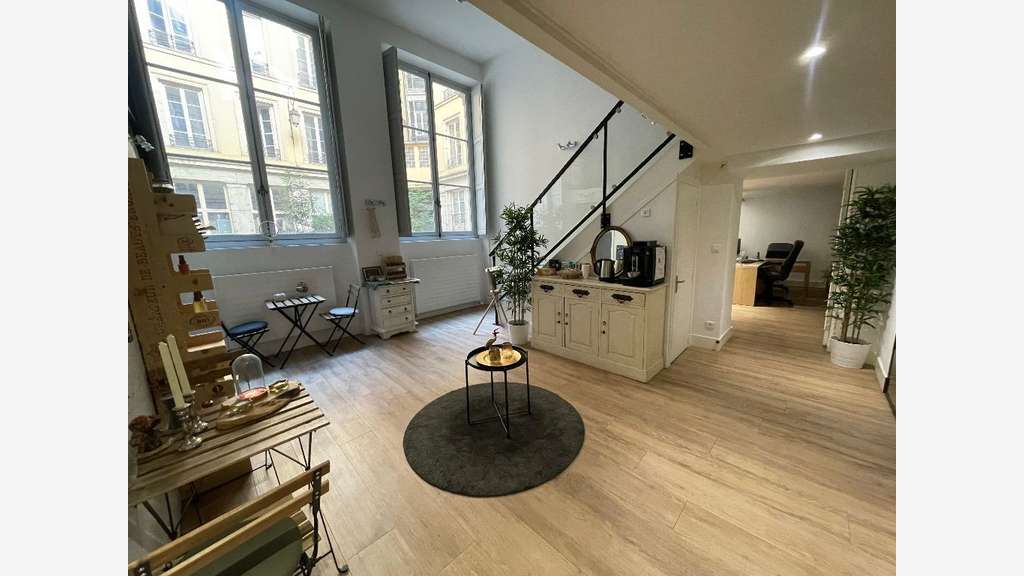 Bureaux 184m² rénovés cloisonnés à louer Lyon 1er