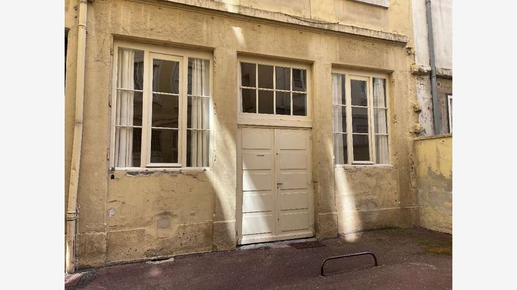 LYON 2 - LOCAL SUR COUR RUE DE LA CHARITE