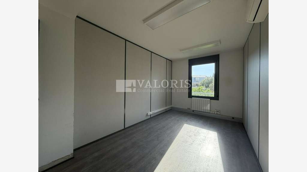 Bureaux de 900m² + stationnement à louer à Lyon 3