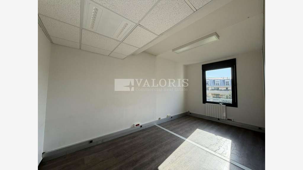 Bureaux de 900m² + stationnement à louer à Lyon 3
