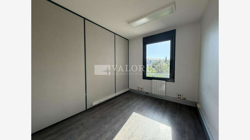 Bureaux de 900m² + stationnement à louer à Lyon 3