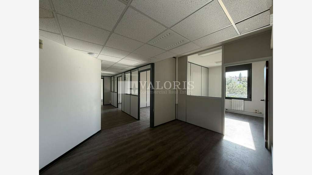 Bureaux de 900m² + stationnement à louer à Lyon 3