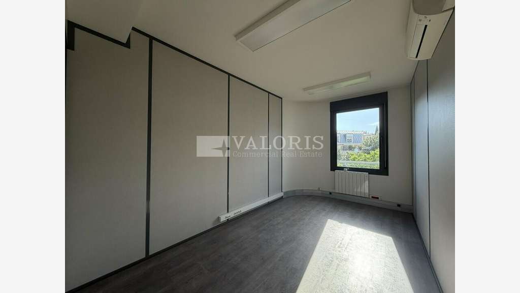 Bureaux de 900m² + stationnement à louer à Lyon 3