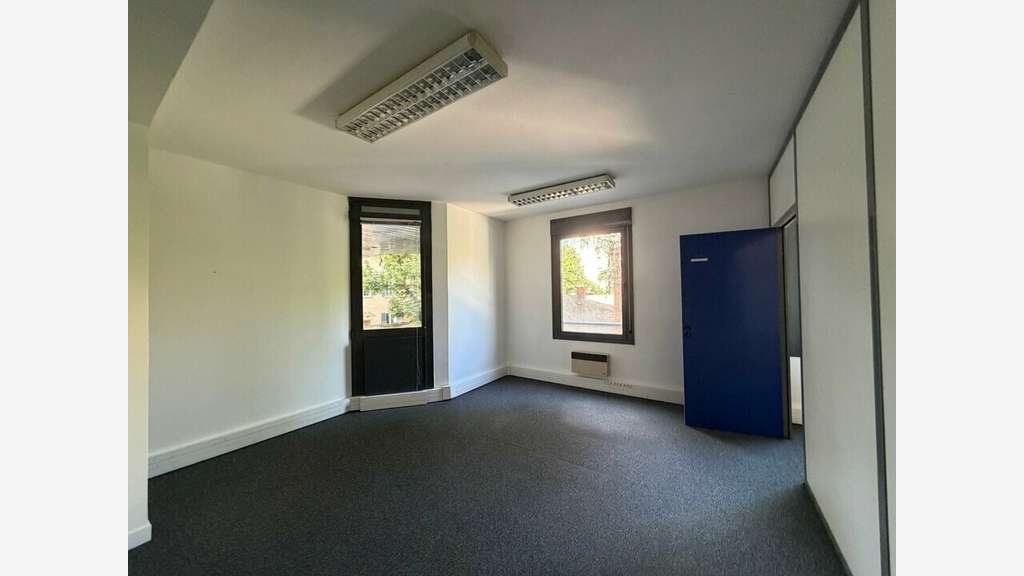 Bureaux de 900m² + stationnement à louer à Lyon 3