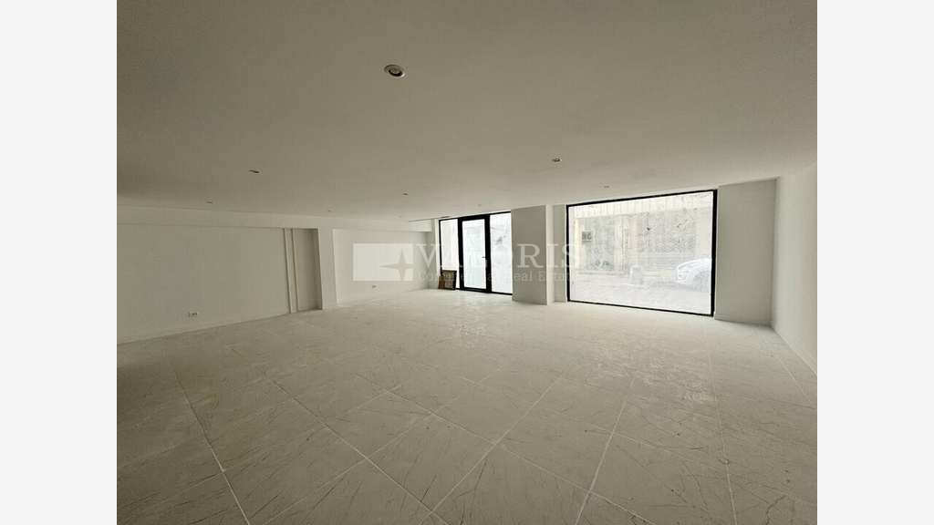 Local rénové 140m²  visibilité optimale à Lyon 3e