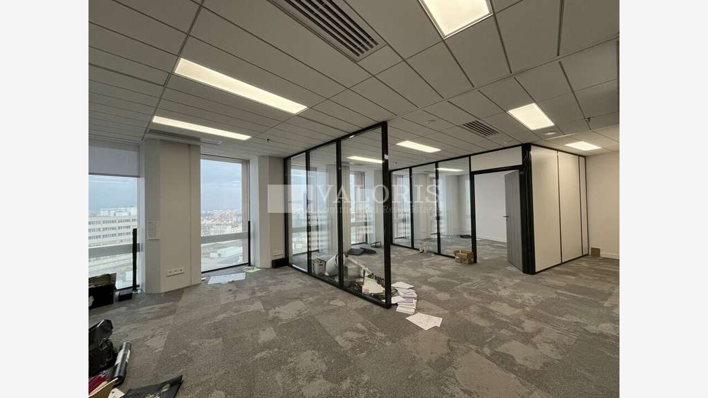 Bureaux rénovés 95m² R+15 à louer à Lyon 3e