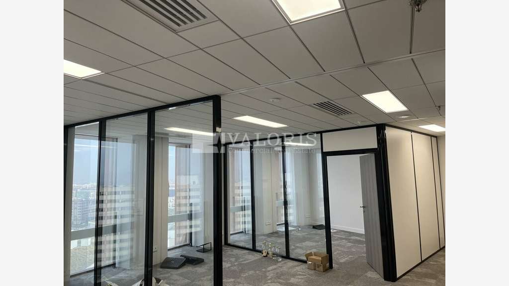 Bureaux rénovés 95m² R+15 à louer à Lyon 3e