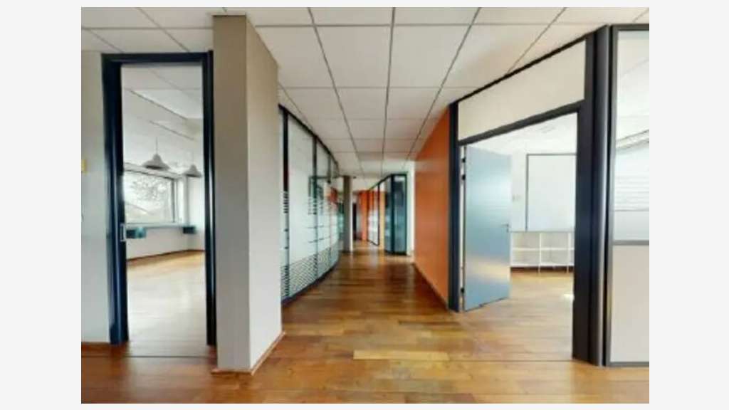 A louer bureaux 300m² rénovés R+1 à Lyon M6 