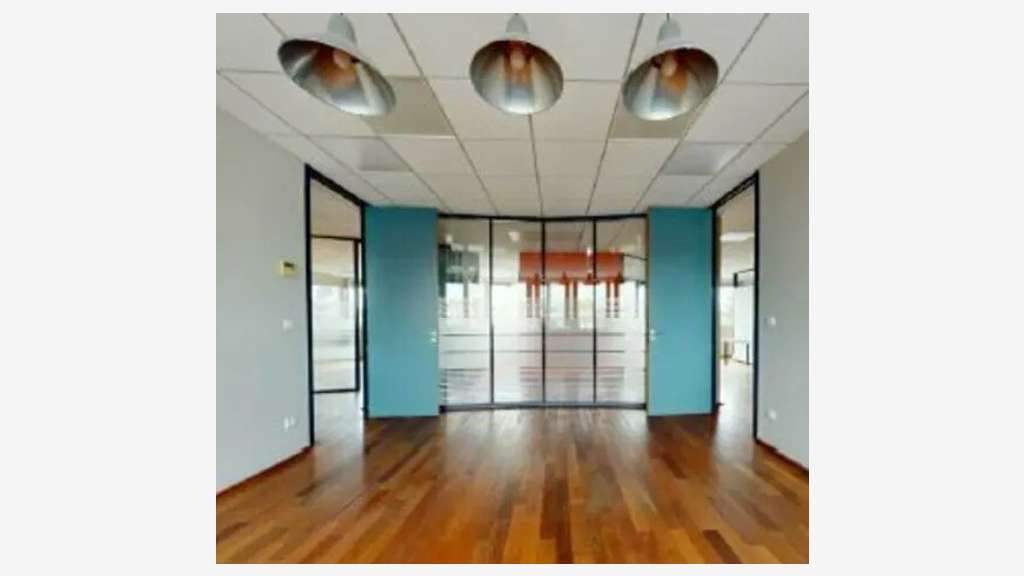 A louer bureaux 300m² rénovés R+1 à Lyon M6 