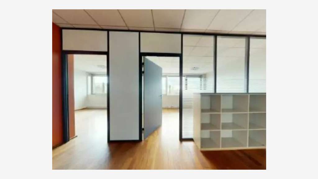 A louer bureaux 300m² rénovés R+1 à Lyon M6 