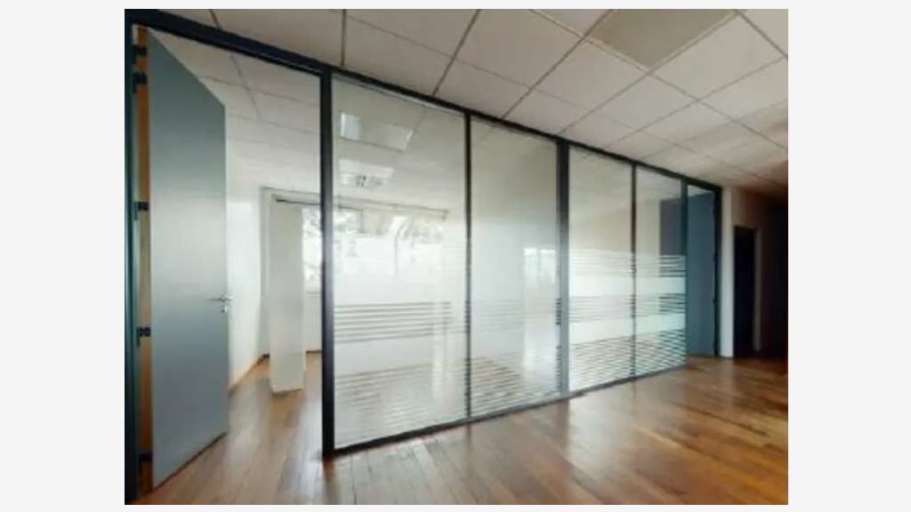 A louer bureaux 300m² rénovés R+1 à Lyon M6 