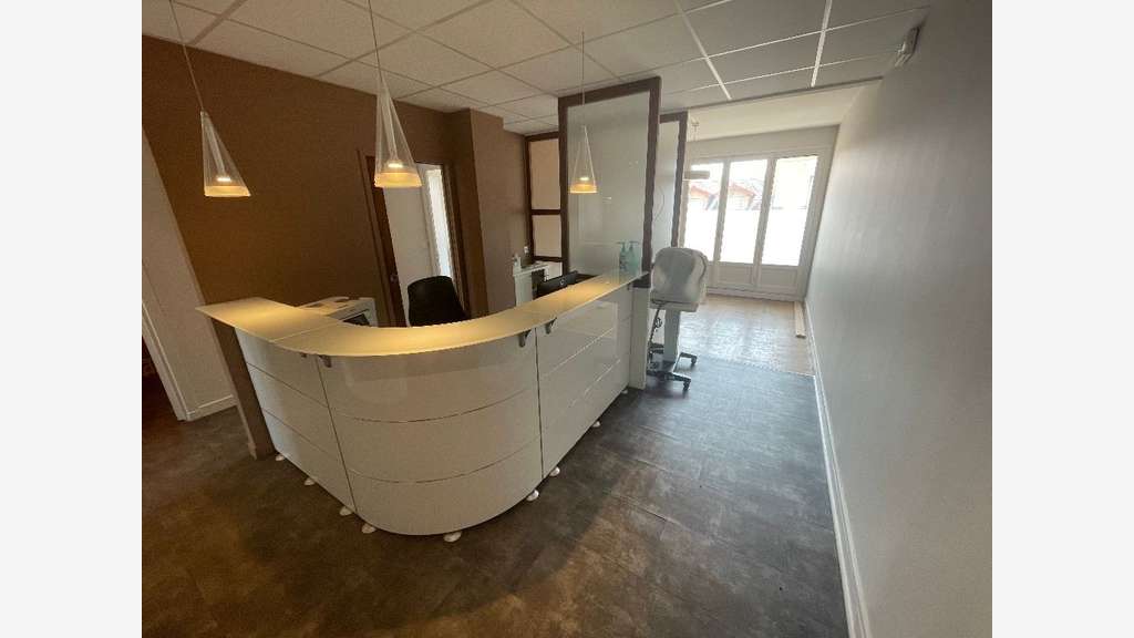 A louer local 89m² AV des Frères Lumière à Lyon