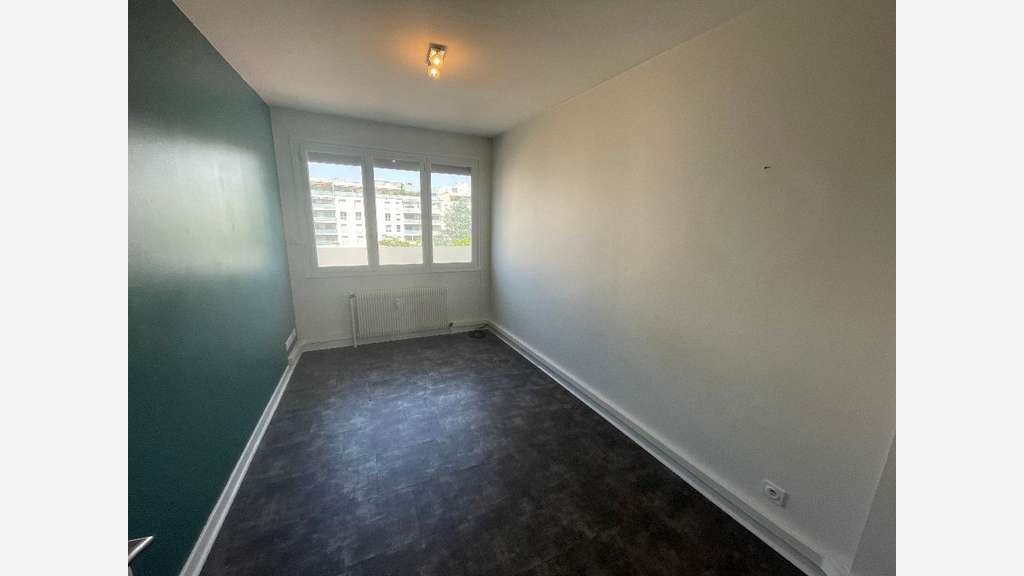 A louer local 89m² AV des Frères Lumière à Lyon