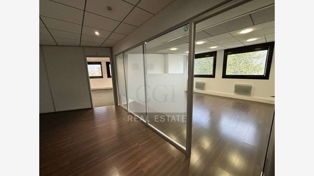 Bureaux lumineux 273m² R+6 à louer à Lyon 6e