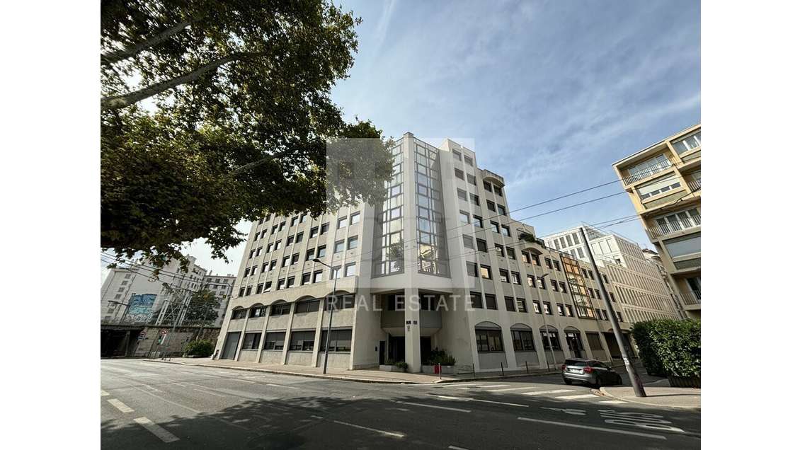 Bureaux lumineux 273m² R+6 à louer à Lyon 6e