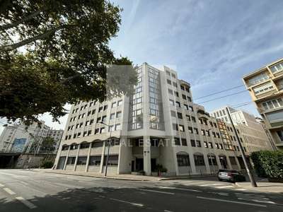 Bureaux lumineux 273m² R+6 à louer à Lyon 6e