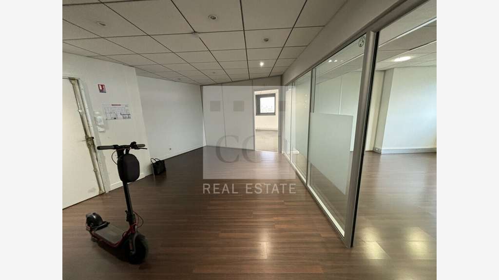 Bureaux lumineux 273m² R+6 à louer à Lyon 6e