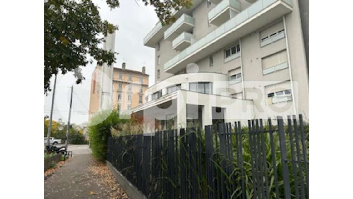 Beau bureau d'angle à louer à Lyon 7e Berthelot 