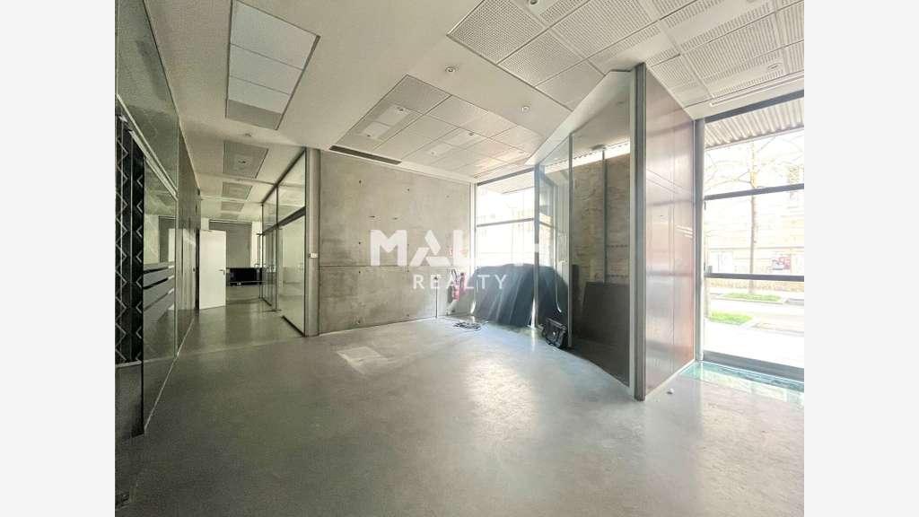 A louer bureaux 554m² typé école à Lyon 7e