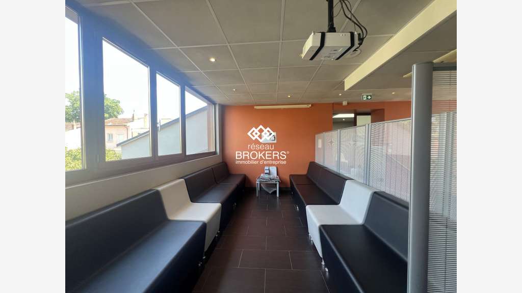 Bureaux 551m² ERP PMR à louer à Lyon 8e