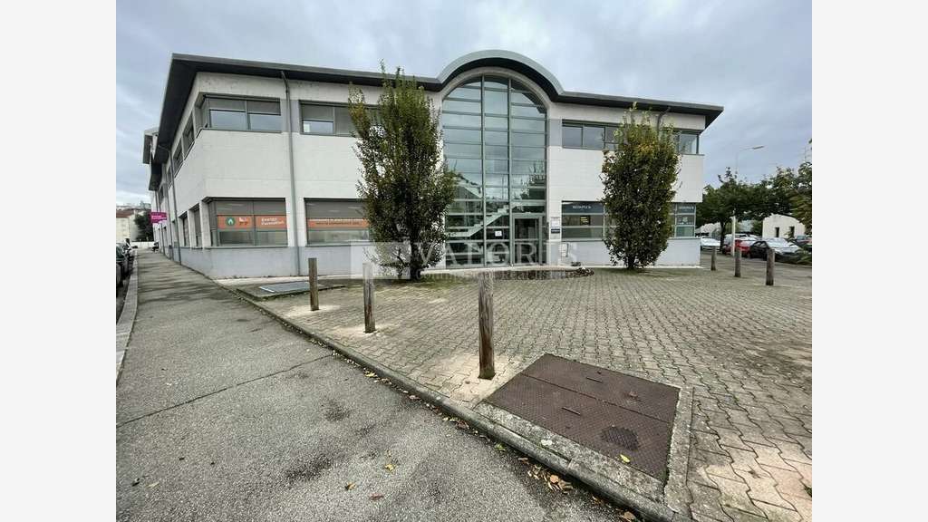 Bureaux cloisonnés 355m² à louer Lyon 8e