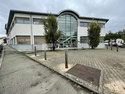 Bureaux cloisonnés 355m² à louer Lyon 8e