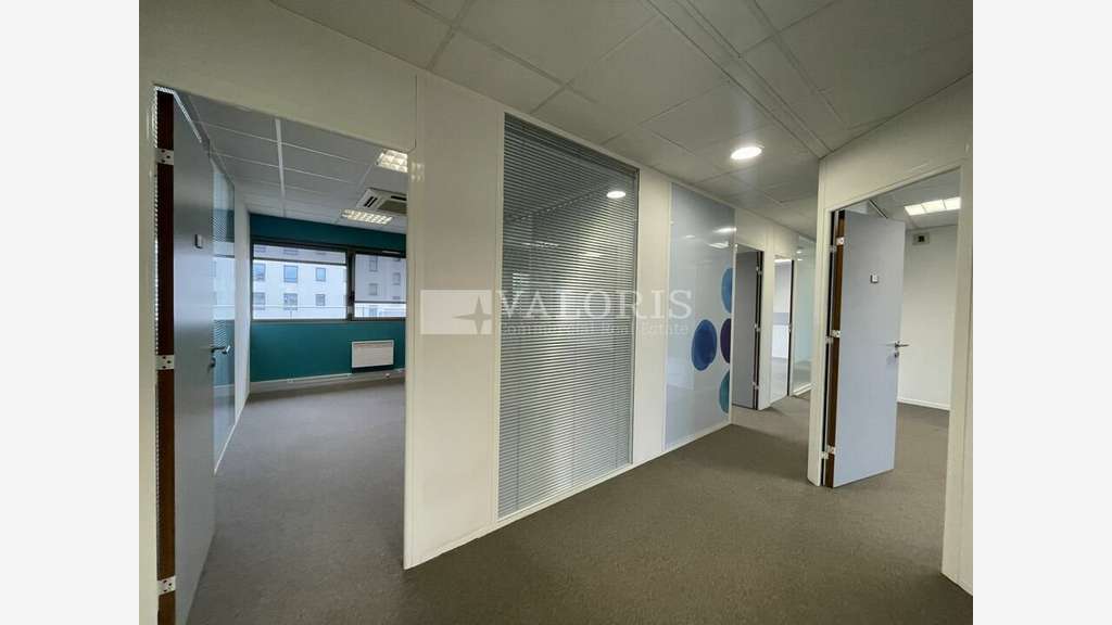 Bureaux cloisonnés 355m² à louer Lyon 8e