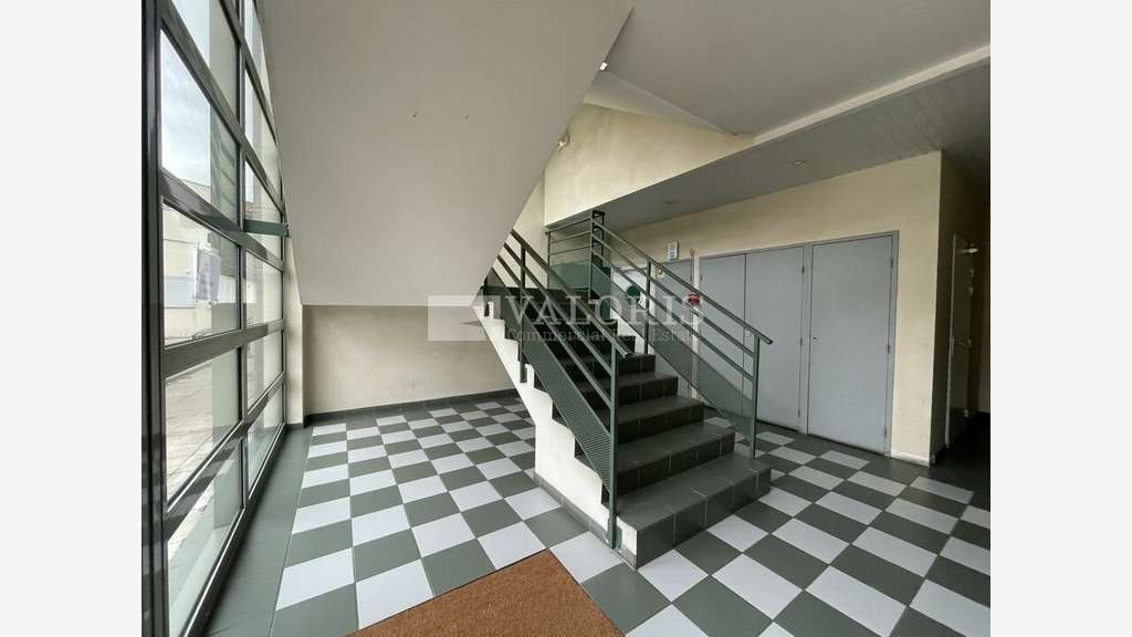 Bureaux cloisonnés 355m² à louer Lyon 8e